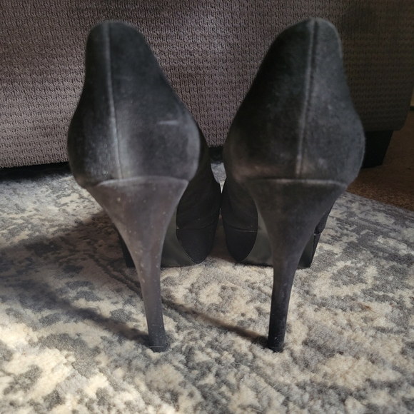 Women's black size 7 1/2 Guess 5" platform heals - Picture 3 of 6